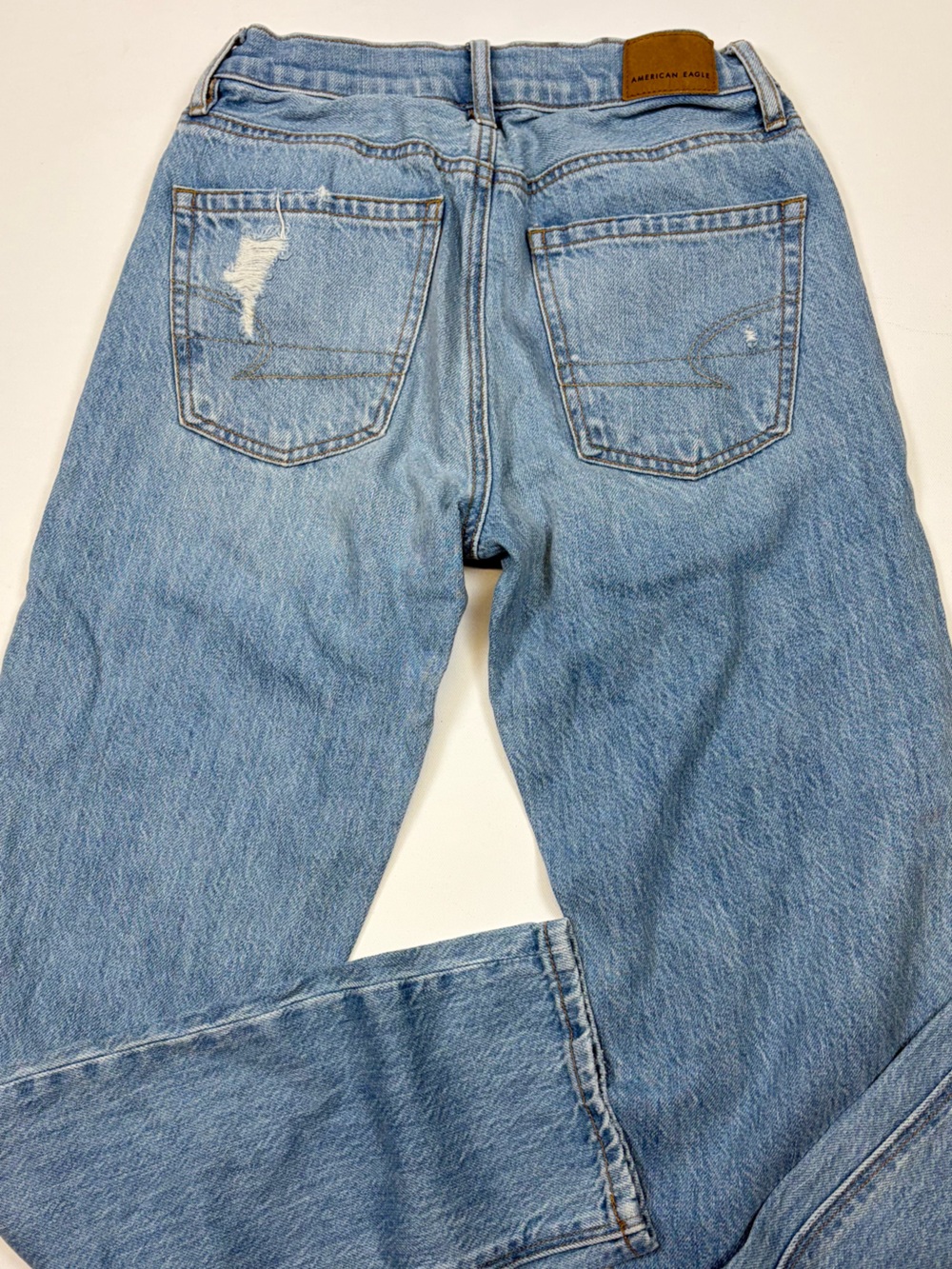 AMERICAN EAGLE 00 HIGH RISE STRAIGHT LEG DISTRESSED JEANS LIGHT WASH - Picture 3 of 9